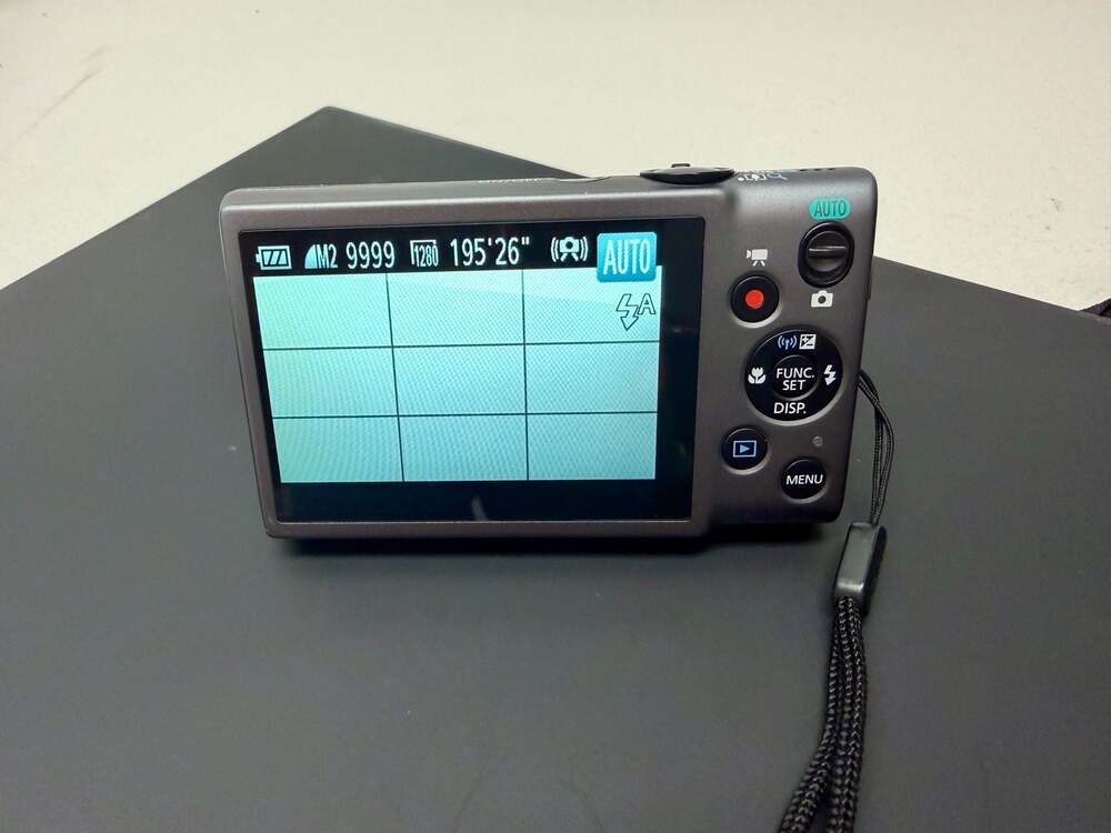 Canon PowerShot ELPH 130 IS 16.0MP Digital Camera Bundle with Case and Charger - Picture 2 of 5